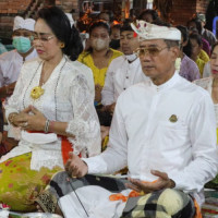 Plt. Dirjen Bimas Hindu Hadiri Upacara Mulang Dasar Beji Agung Mojosari Pura Sasana Bhina Yoga, Mojokerto.